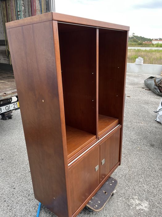 Estante em madeira de cerejeira