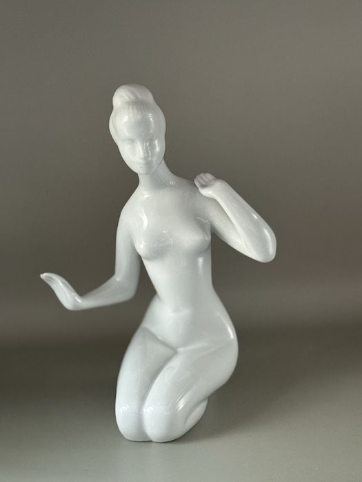 Figurka porcelanowa Zamyślona Royal Dux