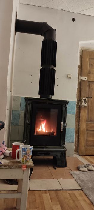 Piękny piec, kominek kafelkowany butelkowa zieleń