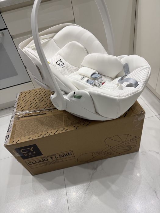 Продам  новое автокресло Cybex Cloud T i-Size Urban Mobility White