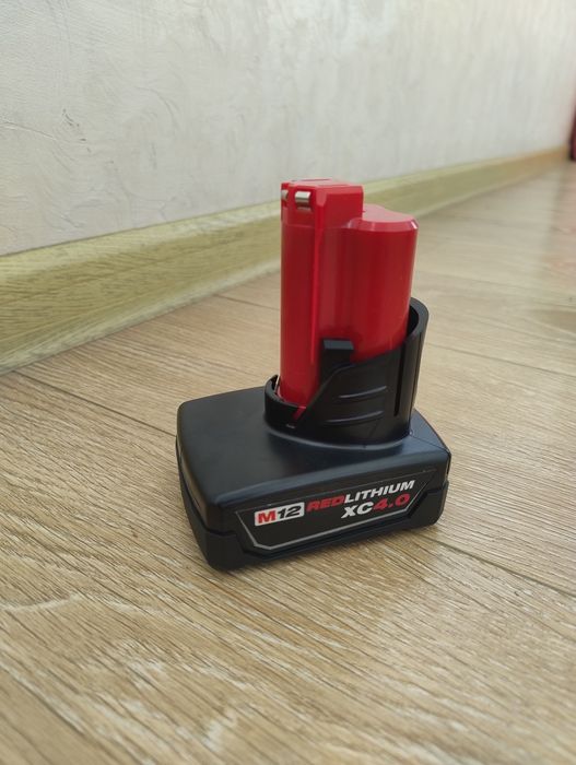 Milwaukee M 12  4.0Ам акумулятор,акб, батарея нова