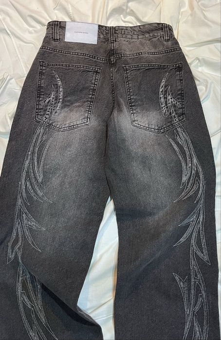 Baggy   jeans.