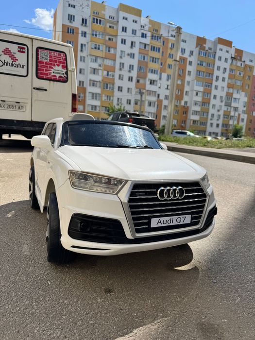 Дитячий електромобіль Audi