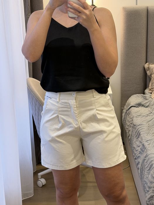 Білі шорти з ремінцем