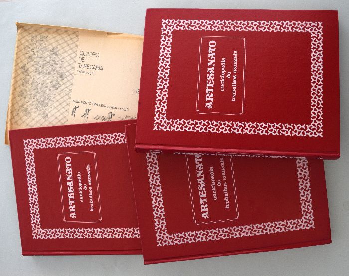 "ARTESANATO: enciclopédia de trabalhos manuais" em 3 volumes