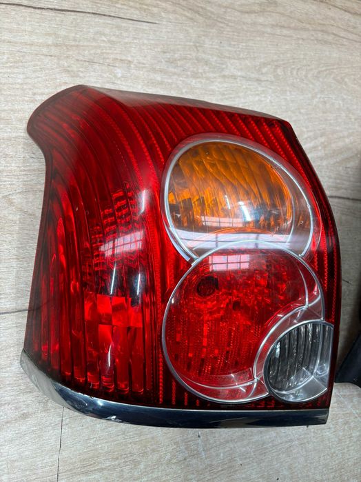 Lampa tylna lewa prawa Toyota Avensis T25 lift
