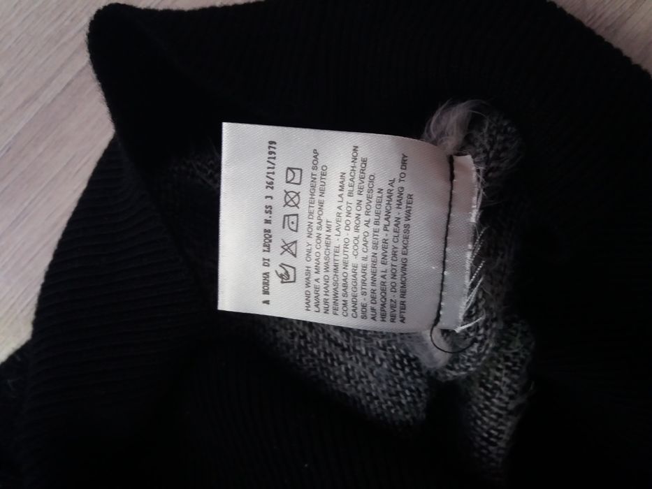 AJ Armani sweter