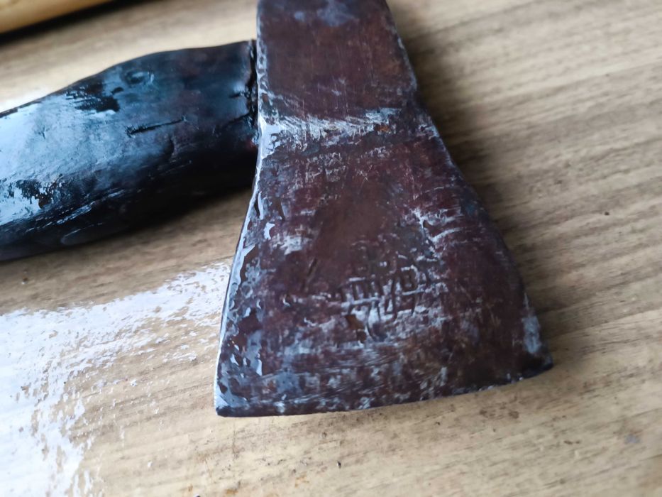 Топор Сокира з дерев'яною ручкою