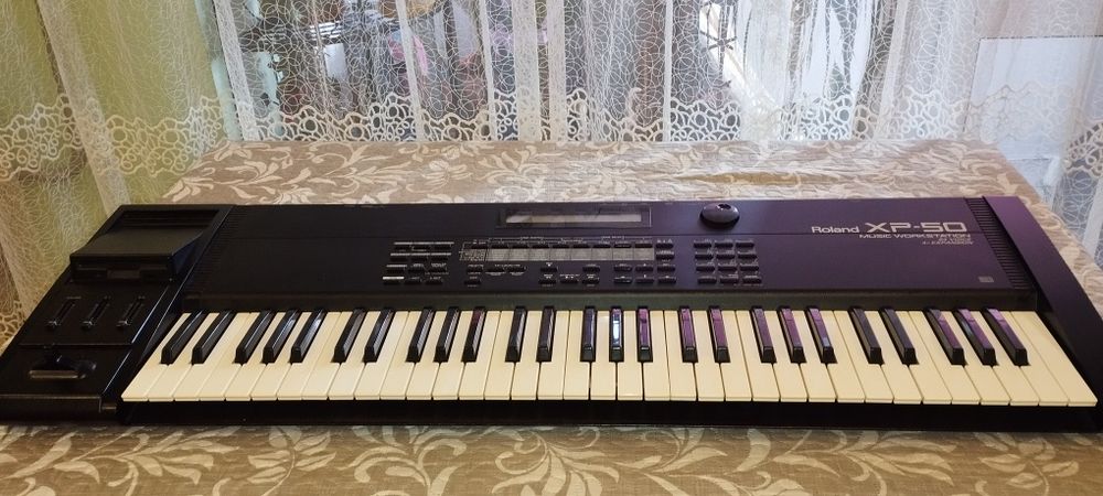 Синтезатор Roland XP-50.