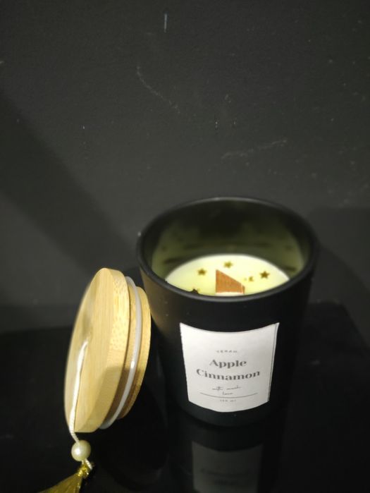 Vela aromática em recipiente cerâmico preto com tampa