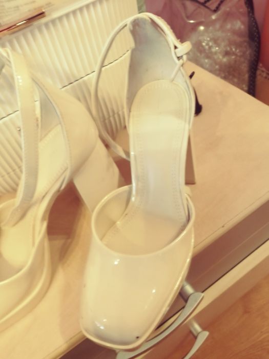 Buty lakier obcas kostka krem bershka 36