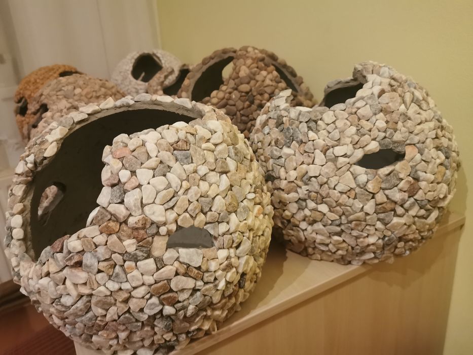 Kule z kamieni, donice do ogrodu, handmadowe donice na balkon.