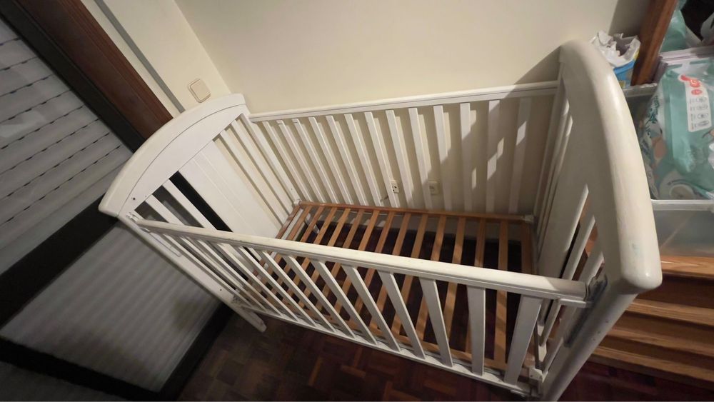 Berço de madeira com colchão (negociavel)