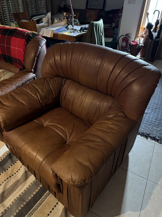 Sofas em pele com dois cadeiroes