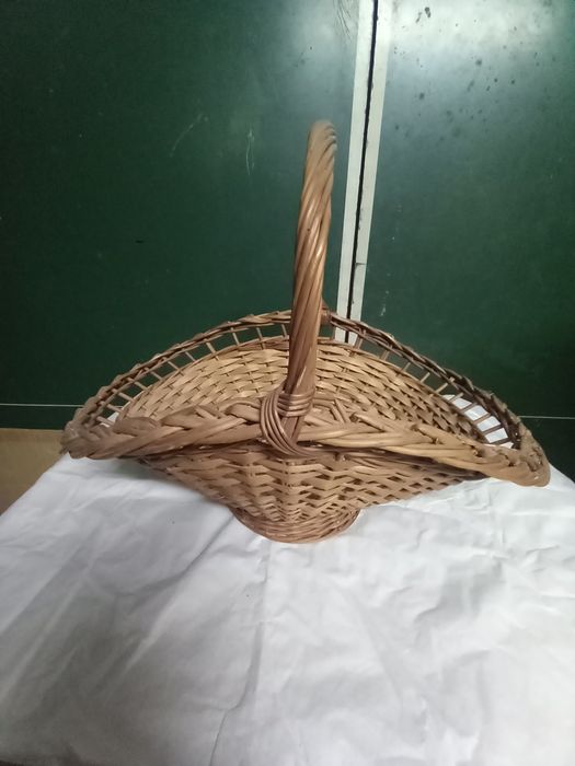 Cesta em vime antiga