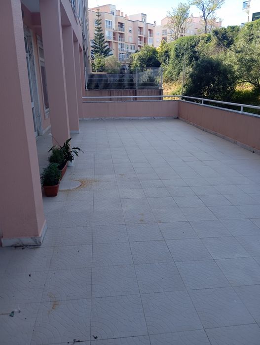 Gabinete e terraço para alugar