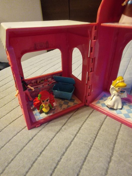 Domek rozkladany z lalkami i mebelkami