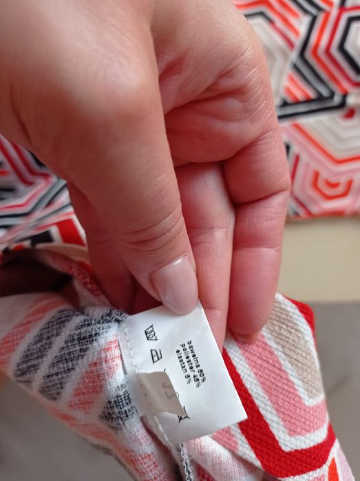 Sukienka polskiej marki Echo 38/m pięknie leży na ciele