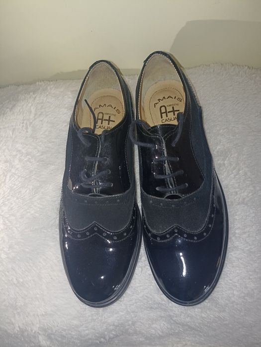 Sapato em pele em verniz. N.38