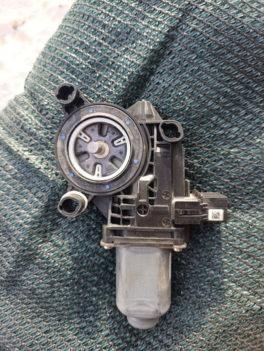 Моторчик склопідйомника передньої лівої дверки  Skoda Fabia