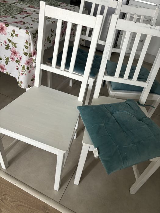 Krzesla i stol stylizowane na prowansalski styl