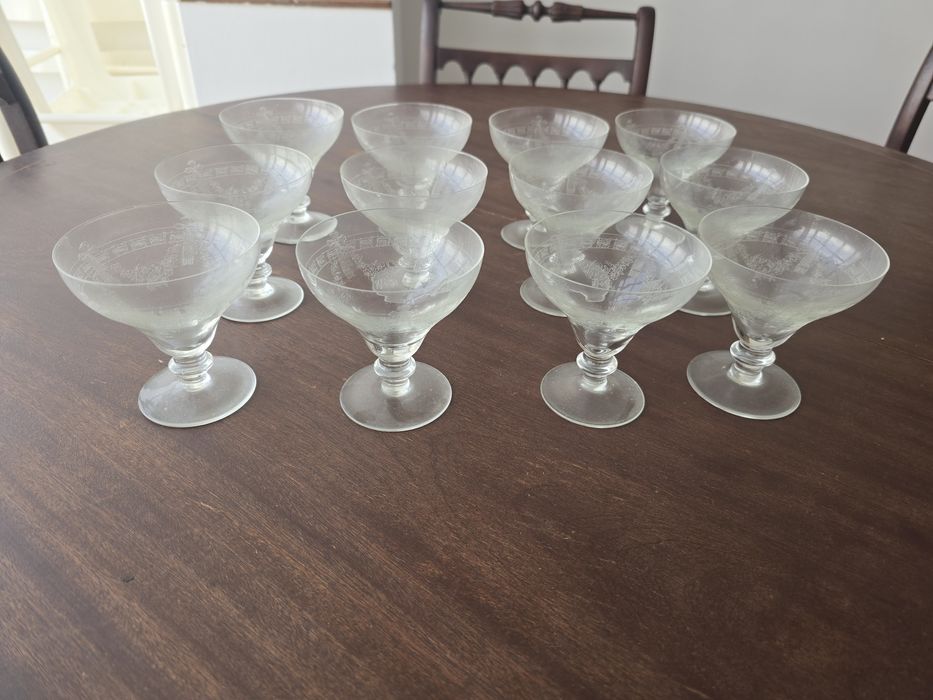 Conjunto de Garrafas, Jarro e Copos