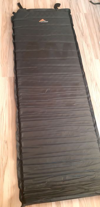 Materac kęmpingowy samopompujncy.