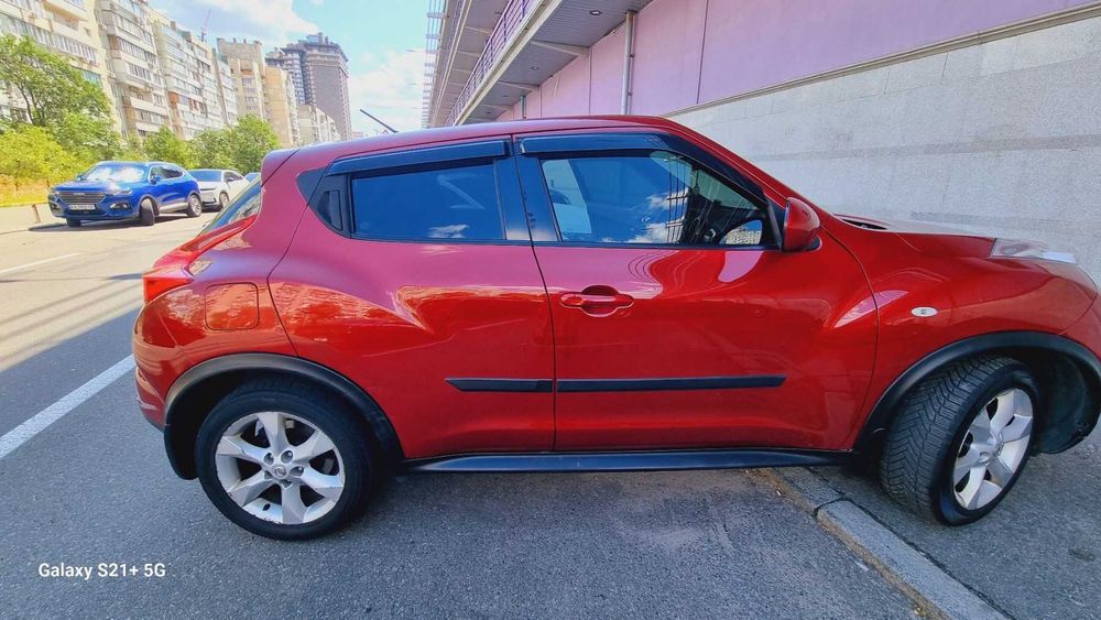 Продам автомобиль Nissan Juke 2012 года красного цвета