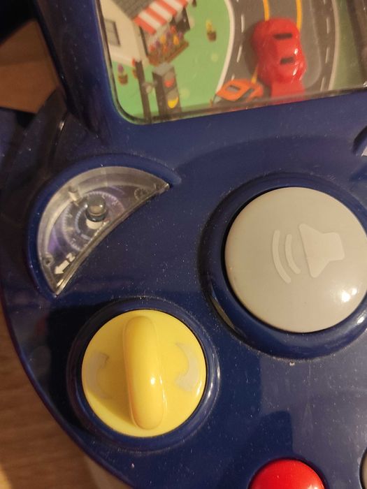 Interaktywna kierownica małego kierowcy