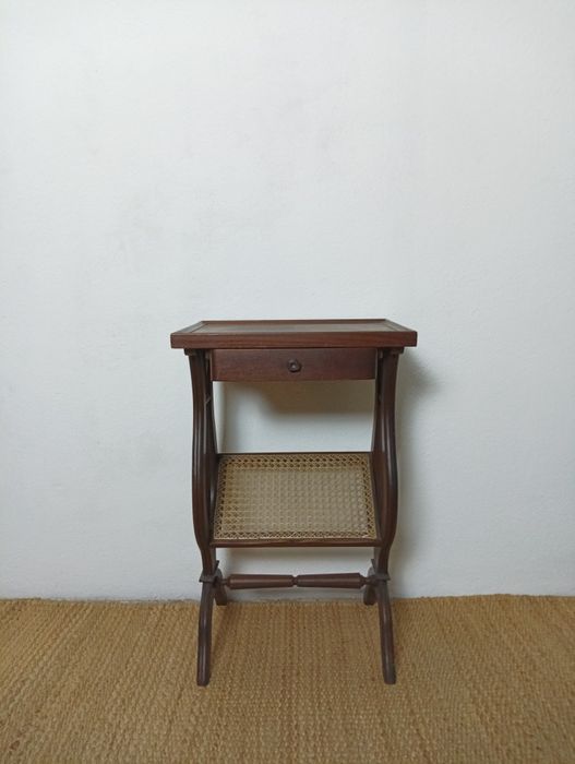 Mesa de apoio com gaveta