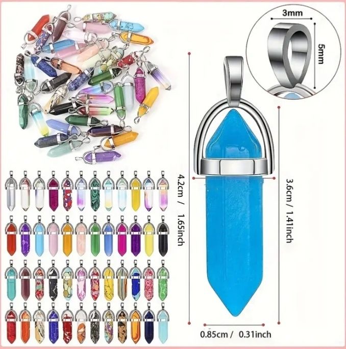 Colar com corrente preta e pendente hexagonal em cristal, disponível e