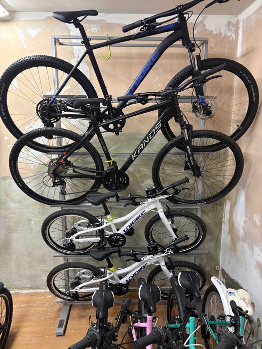 Ekspozytor stojak regulowany NEOX do sklepu serwisu rowerowego na 5 lub 10 rowerów – przyścienny lub podwójny
