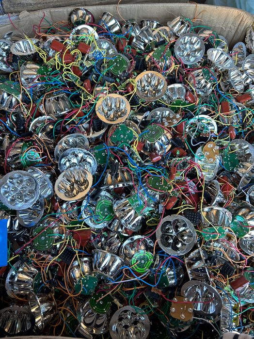 Продам лом, зарядная плата ,светодиоды