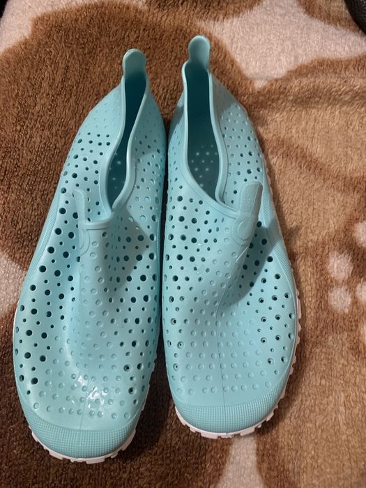 Buty na basen, kamienie, plaze