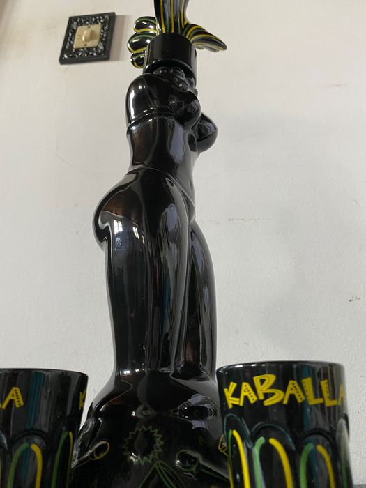 Garrafa e copos vintage de cerâmica preta.