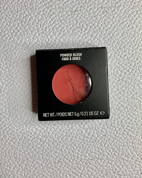 Mac Cosmetics Róż do policzków w kolorze czerwieni