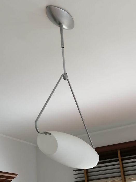 Candeeiro de sala de vidro branco e metal
