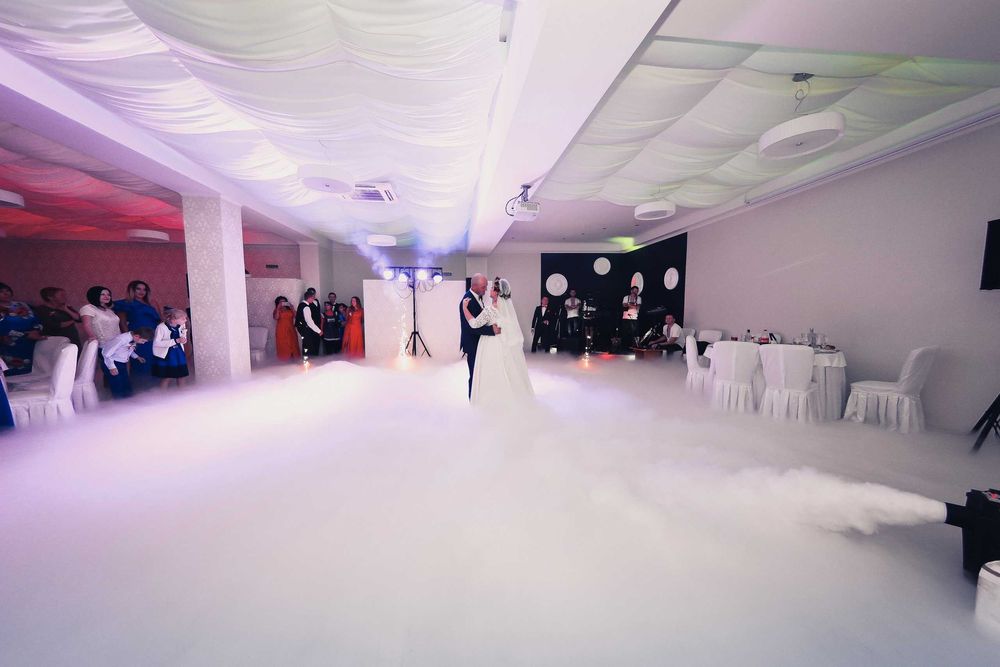 Важкий дим,холодні фонтани-вогні,перший танець,Кольоровий спалах