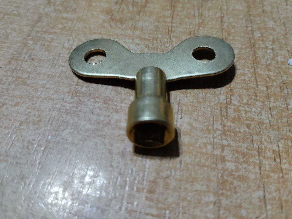 kluczyk metalowy z otworem kwadratowym