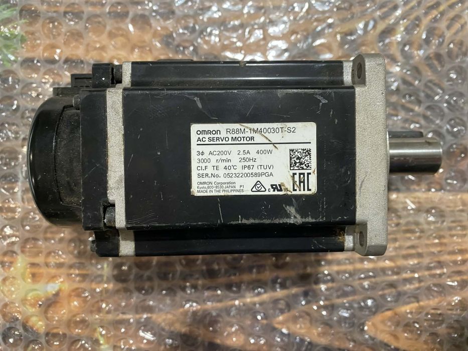 Servo serwomotor z enkoderem omron R88M-1M40030T-S2
230VAC