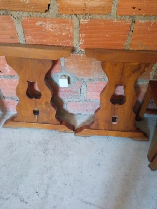 Vendo mesa com tampo de granito rosa e 6 cadeiras em madeira