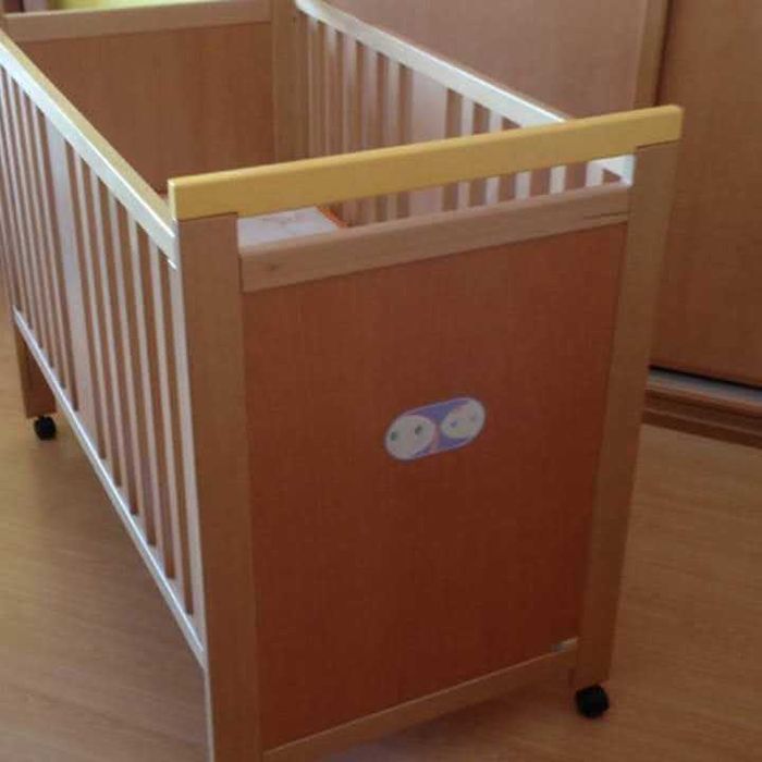 Cama-berço, colchão incluído.