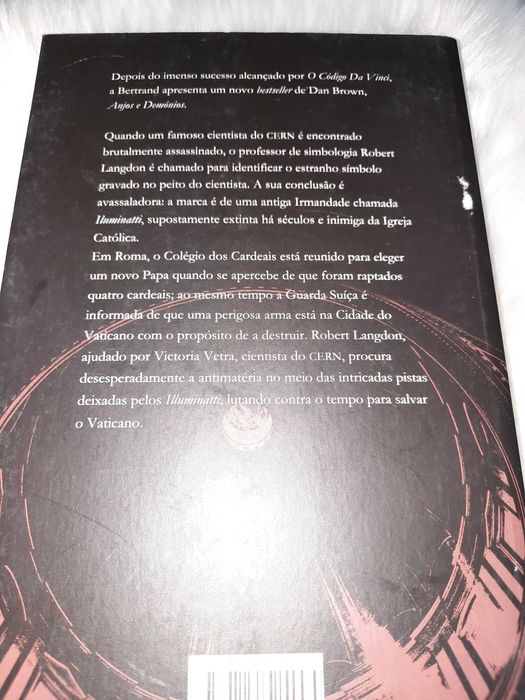 Livro " Anjos e Demónios" de Dan Brown