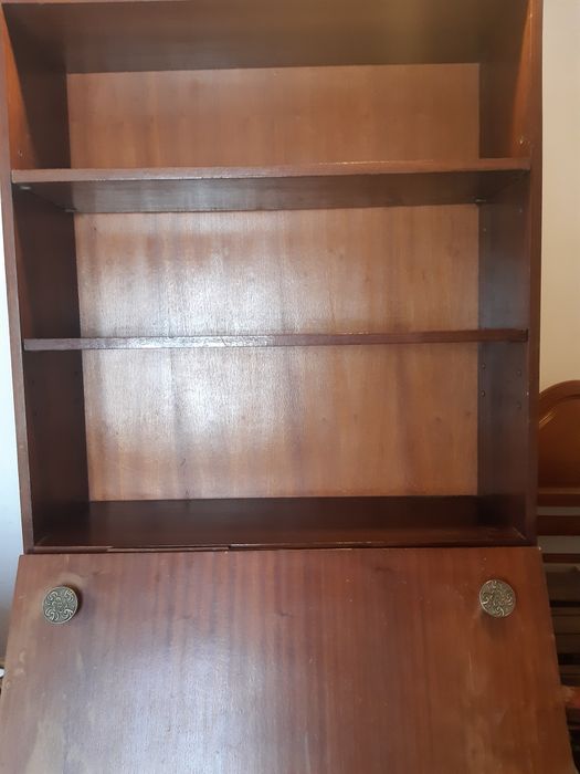 Escrivaninha em Mogno. Movél. Estante. Secretária.