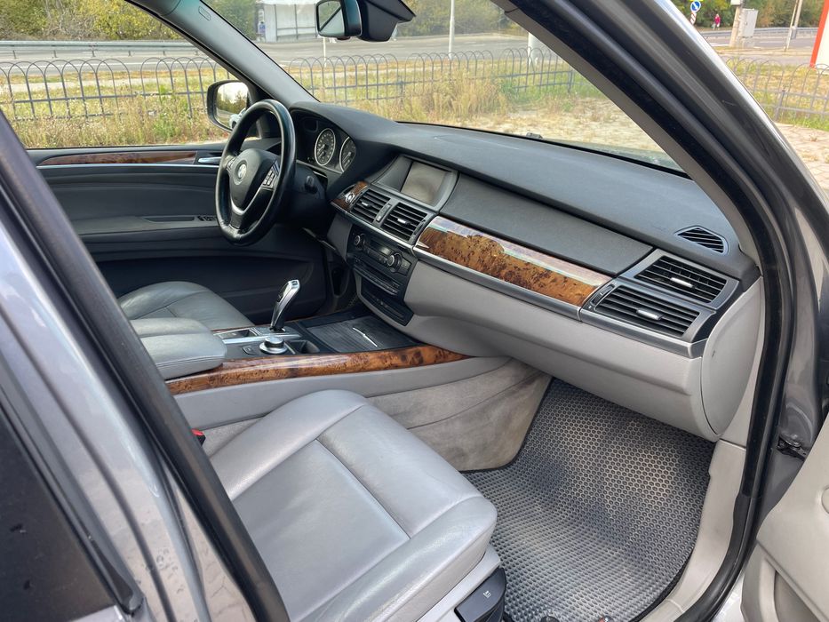 Продам BMW X5 2007 года.