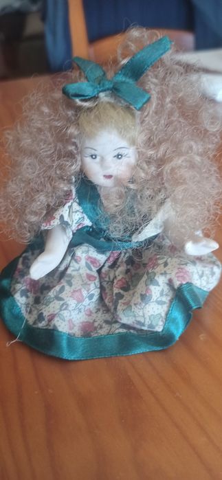 Mini boneca em porcelana