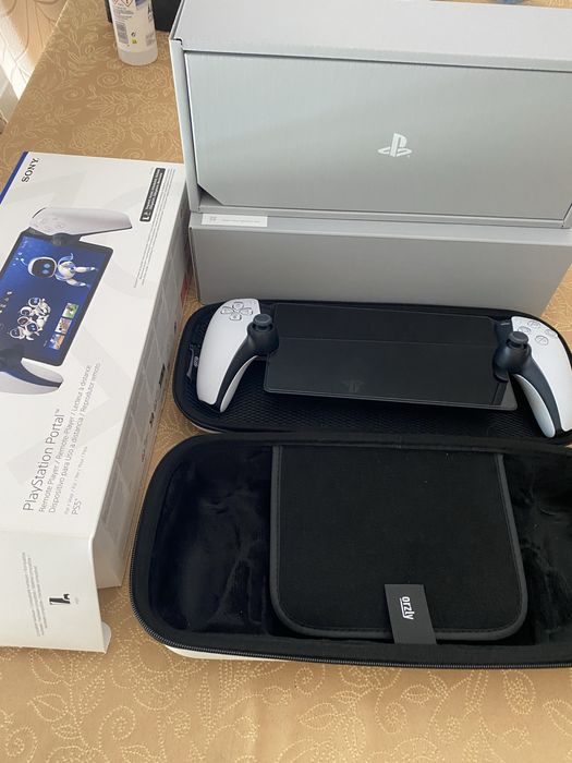 Playstation Portal com caixa e bolsa