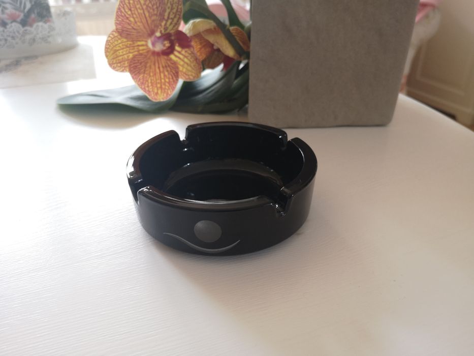 Firmowa popielniczka marki "She" - czarne szkło