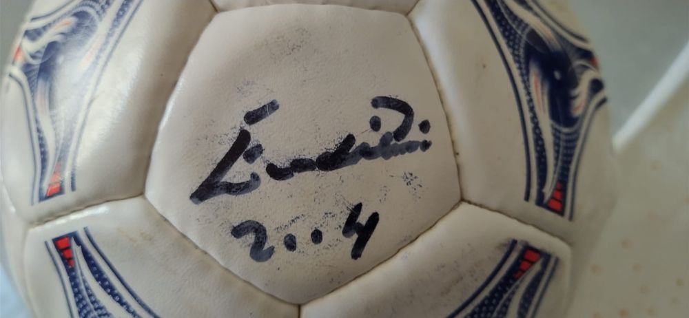 Bola de futebol autografada pelo Eusébio