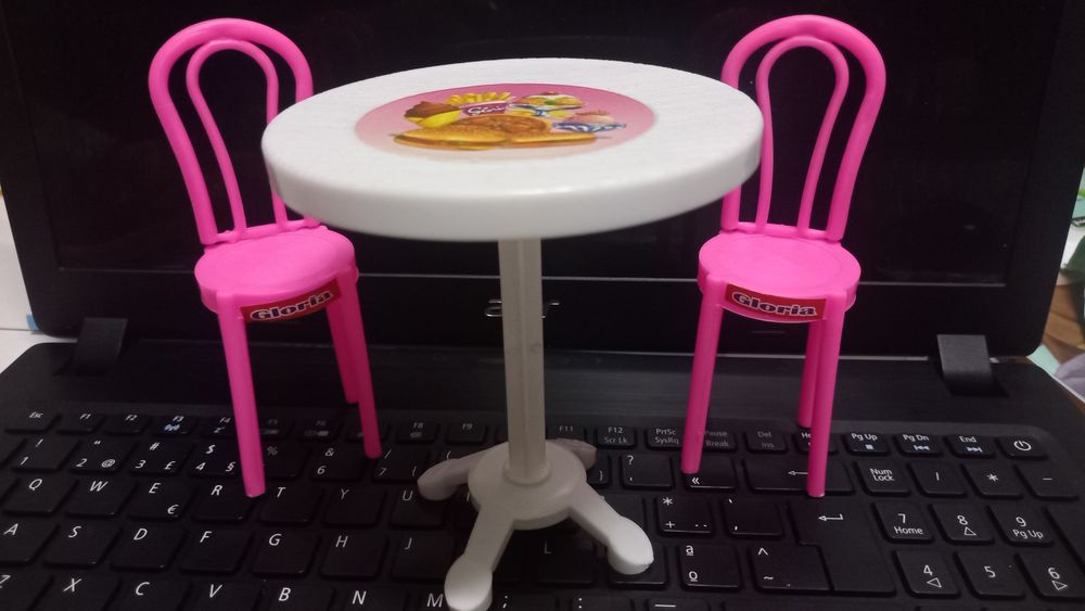 Acessórios barbie - 2 cadeiras, 1 mesa